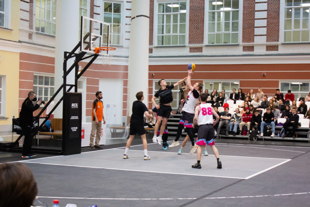 Иллюстрация к новости: Первый открытый баскетбольный турнир в Вышке не остался без помощи волонтеров